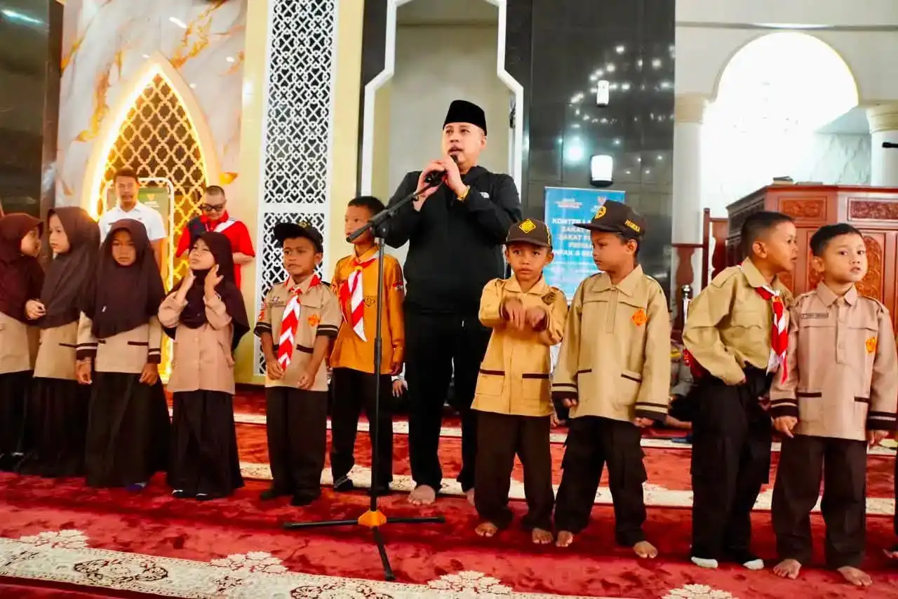 wali-kota-padang-panjang-salurkan-597-paket-seragam-sekolah-gratis
