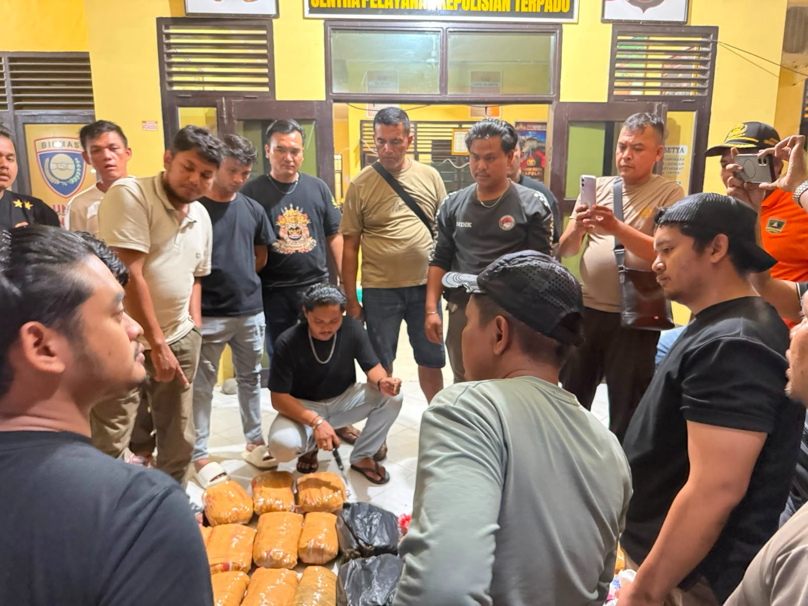 tim-ditresnarkoba-polda-sumbar-dan-polres-pasbar-gagalkan-peredaran-narkotika,-30-paket-ganja-kering-siap-diamankan