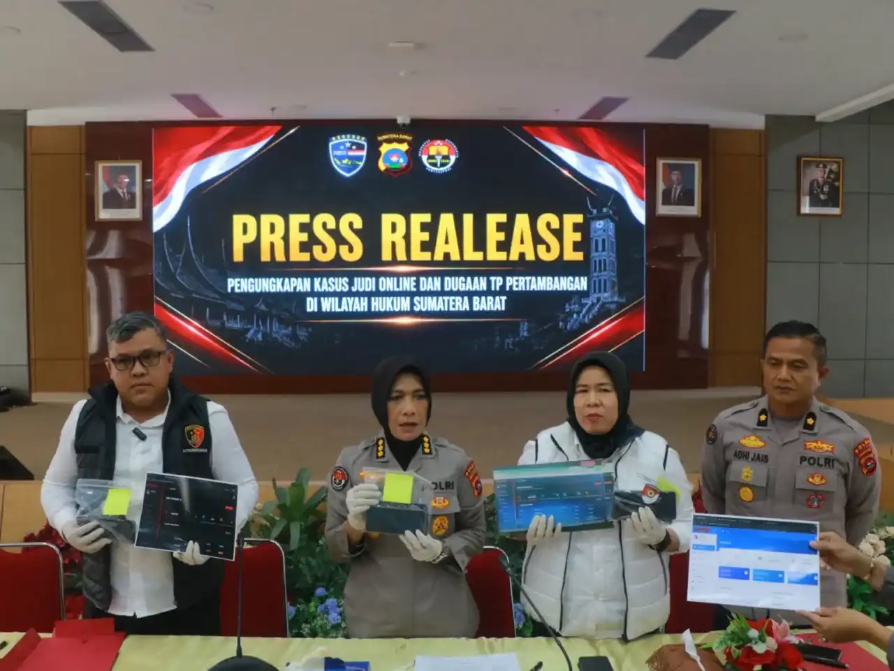 polda-sumbar-ringkus-21-tersangka-jaringan-judi-online-di-padang
