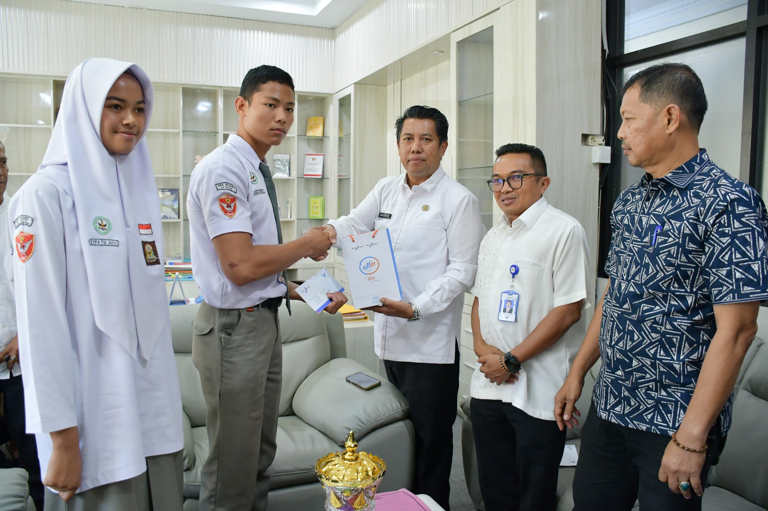 tiga-putra-putri-terbaik-agam-lolos-paskibraka-sumbar-2026,-sekda:-ajang-penempaan-karakter