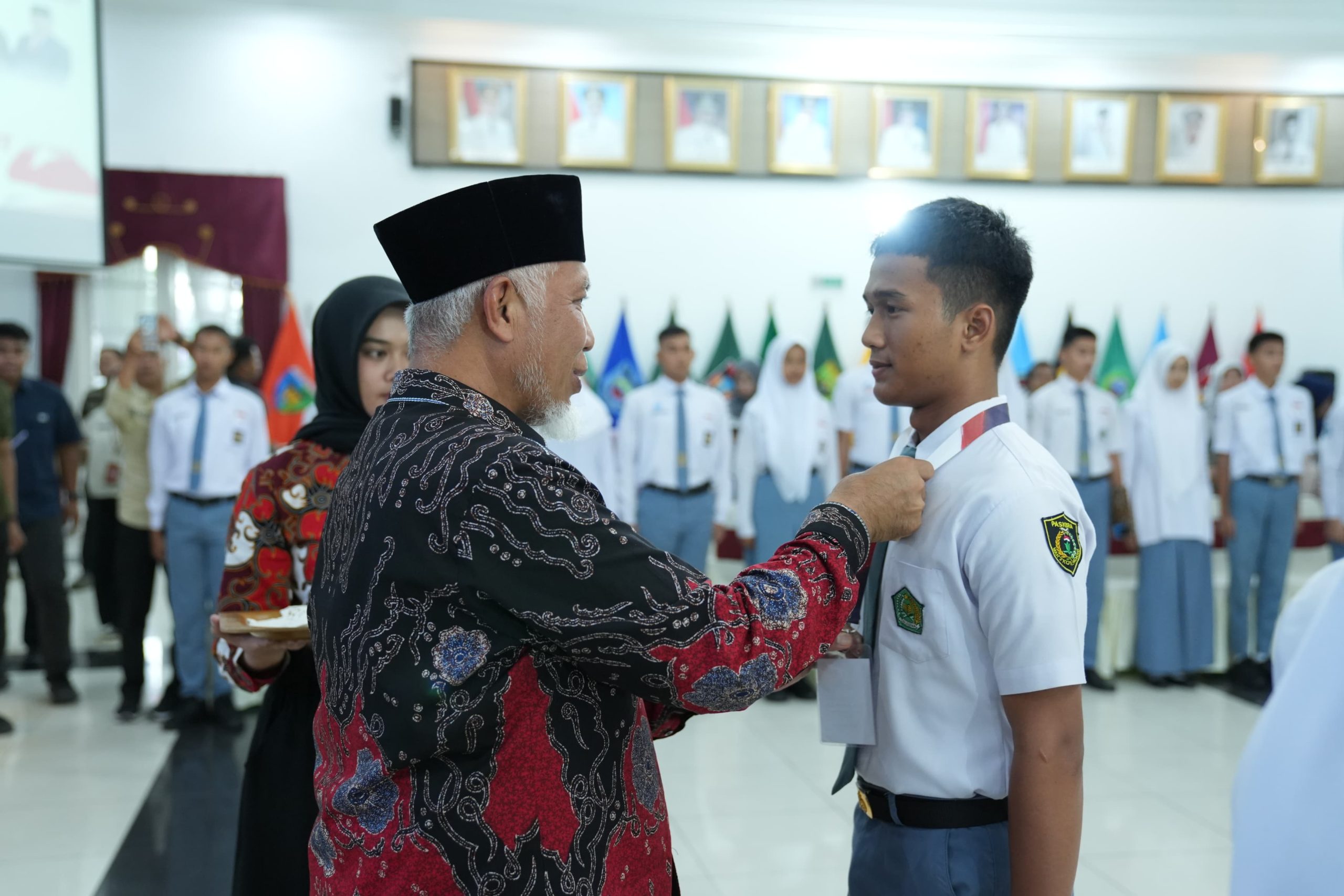 gubernur-mahyeldi:-paskibraka-bukan-sekadar-pengibar-bendera,-tetapi-wadah-pembentukan-karakter-calon-pemimpin-bangsa