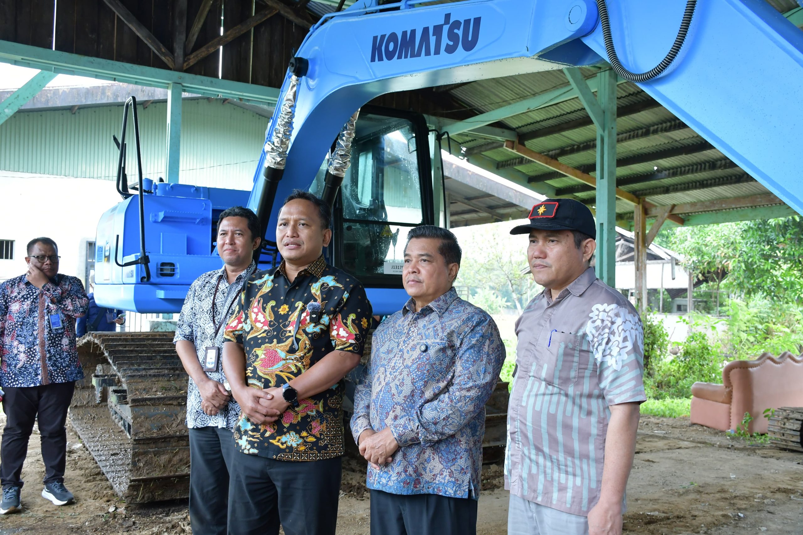 kkp-serahkan-excavator-rp1,46-miliar,-percepat-rehabilitasi-tambak-perikanan-di-agam