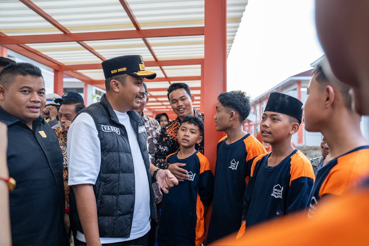 tinjau-hari-pertama-sekolah-rakyat,-wagub-vasko-terharu-dengar-pengakuan-siswa-sekolah-rakyat:-ada-komputer-dan-kamarnya-lebih-bagus-dari-rumah