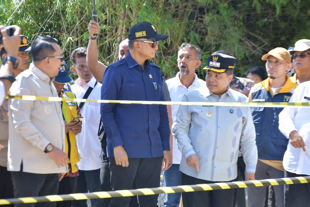 bupati-agam-boyong-menteri-pu-tinjau-lokasi-bencana,-pemerintah-pusat-siapkan-penanganan-menyeluruh