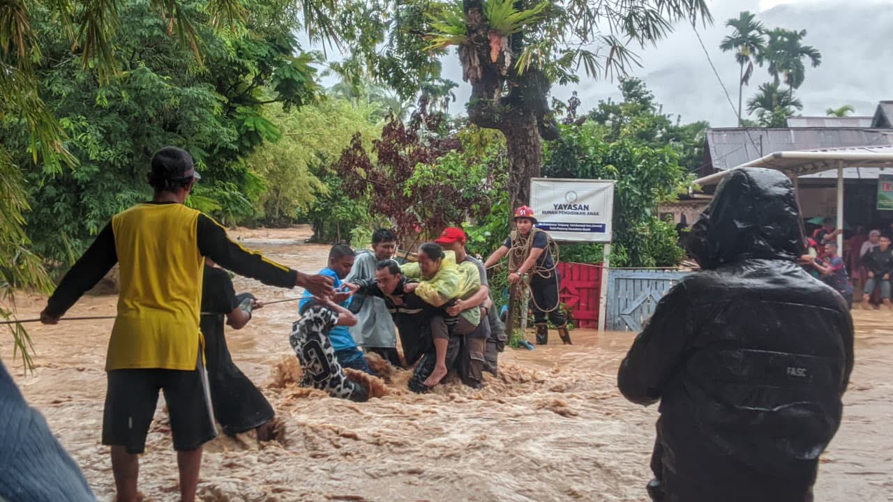 banjir-landa-kota-padang,-camat-rozaldi-rosman-imbau-warga-tinggalkan-bantaran-sungai