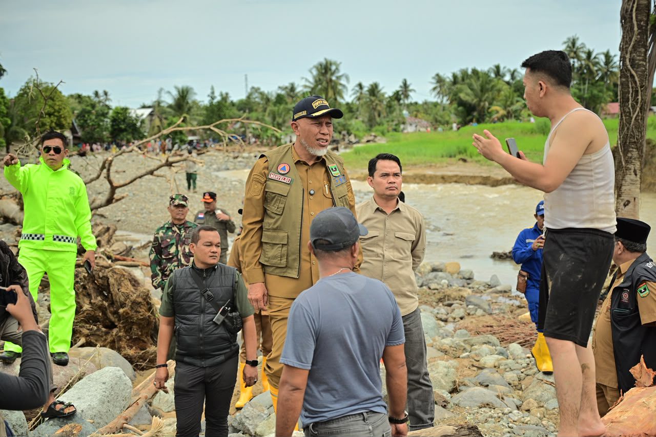 tinjau-lokasi-terdampak-banjir,-gubernur-mahyeldi-instruksikan-pengerahan-alat-berat