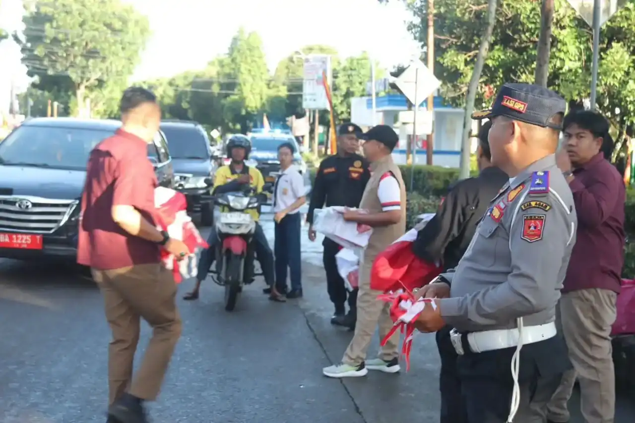 pemkab-agam-bagikan-bendera-merah-putih-semarakkan-hut-ke-81-ri