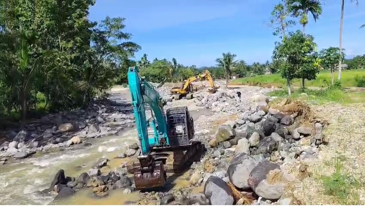 pasca-ditinjau-gubernur,-tiga-alat-berat-mulai-normalisasi-sungai-di-lokasi-banjir-kuranji