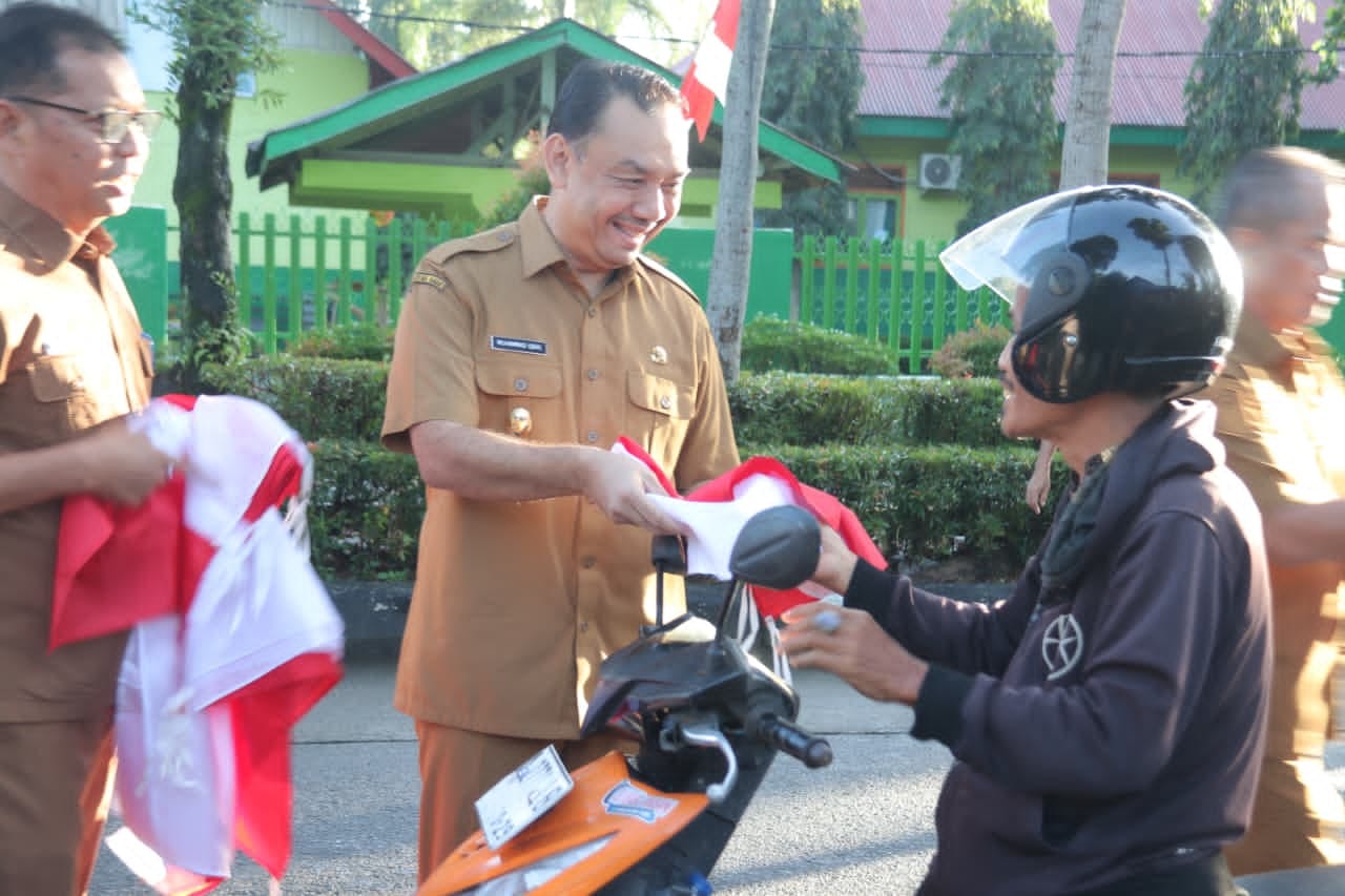semarak-hut-ke-81-ri,-pemkab-agam-bagikan-bendera-merah-putih-untuk-masyarakat