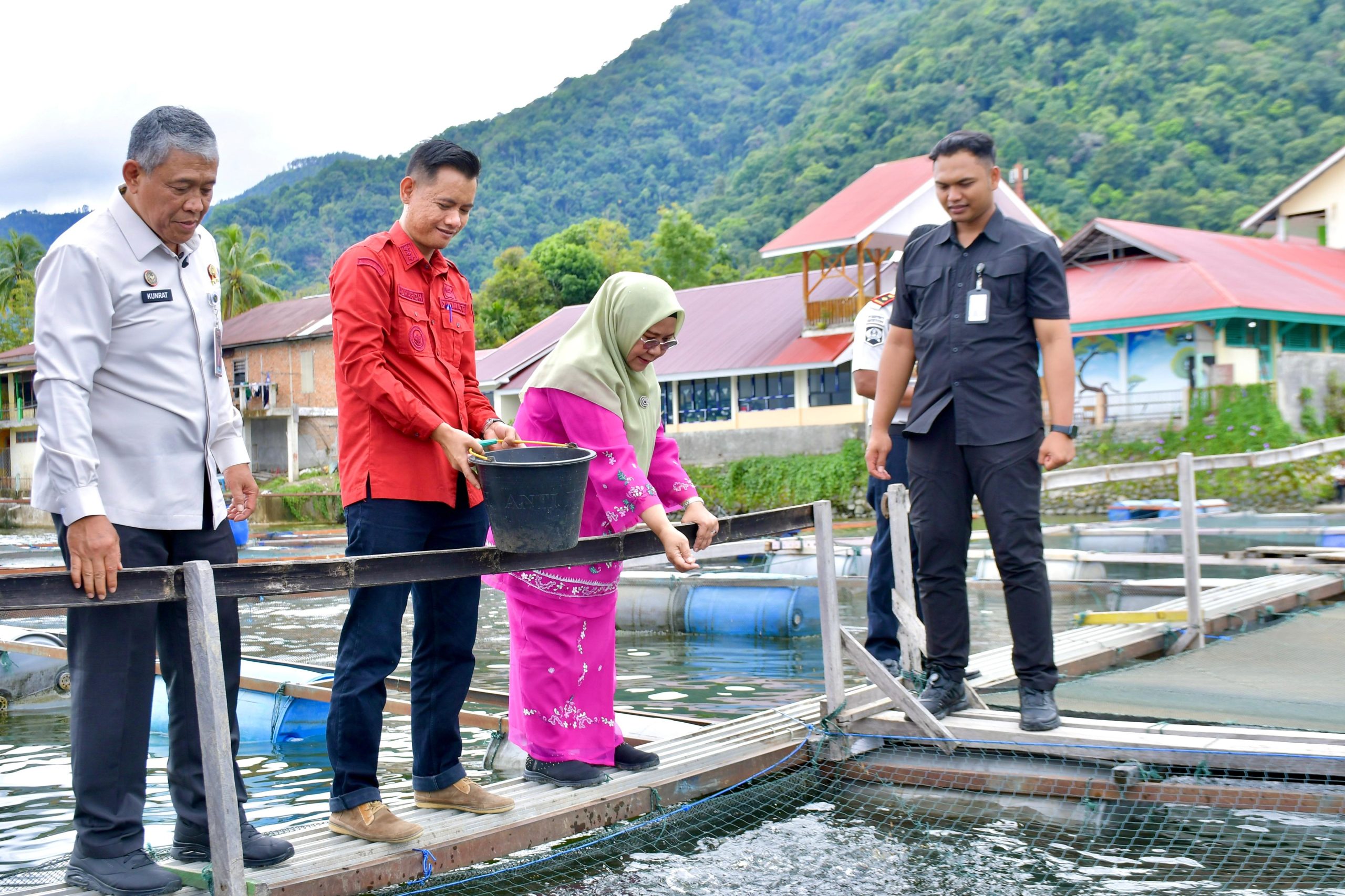 apresiasi-kemandirian-warga-binaan,-ketua-tp.-pkk-agam-hadiri-panen-raya-kja-binaan-rutan-maninjau