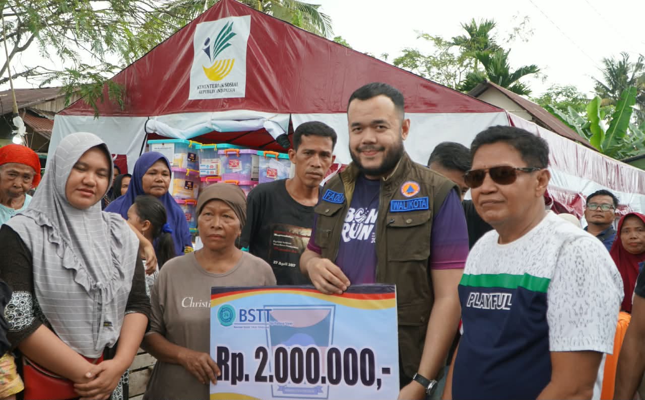 terdampak-banjir,-fadly-amran-salurkan-bantuan-rp2-juta-per-rumah