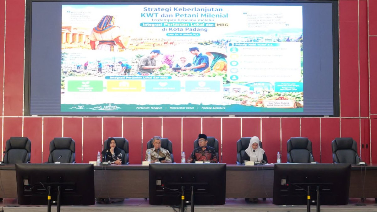 Pertemuan Pemko Padang membahas integrasi produk petani lokal dan KWT ke dalam program Makan Bergizi Gratis di Balai Kota.