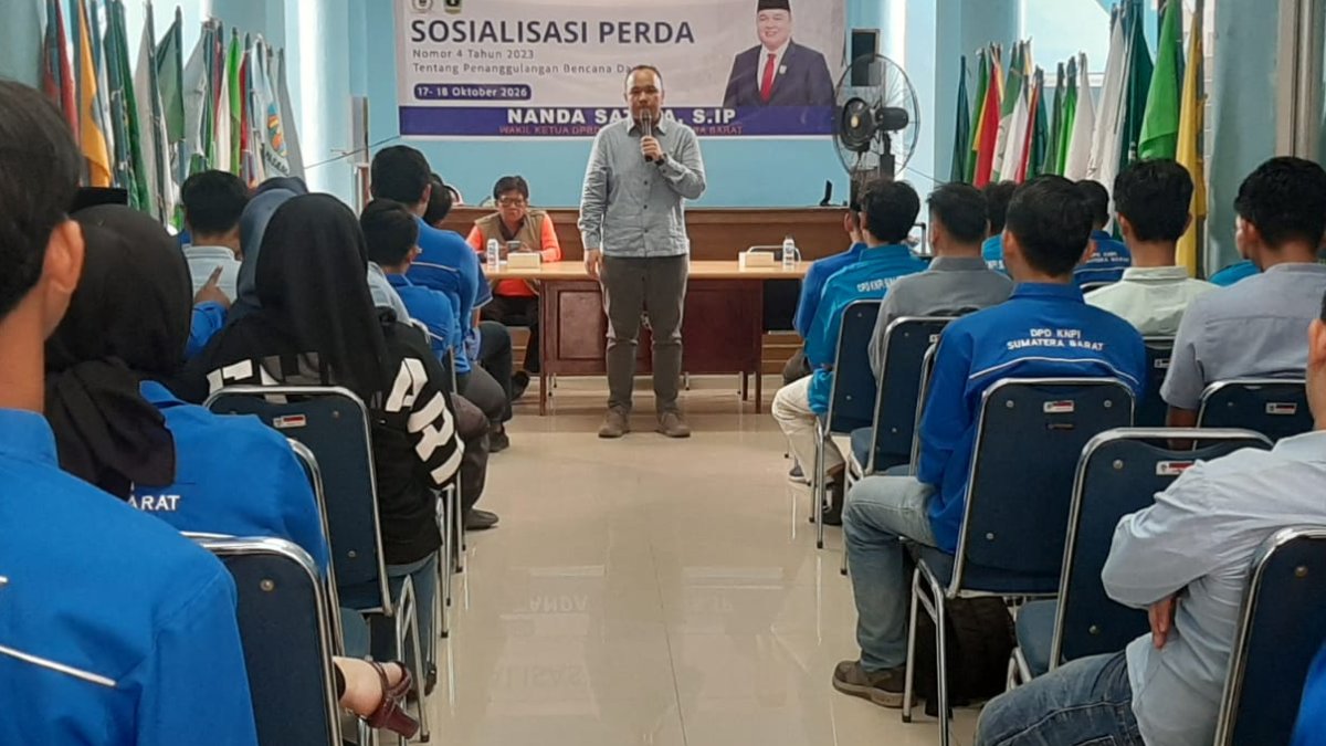 Nanda Satria saat memberikan sosialisasi penanggulangan bencana daerah kepada pemuda di Sumatera Barat.