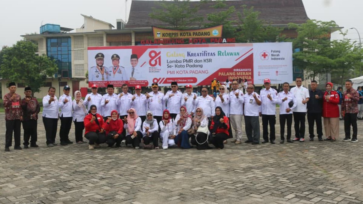 Ratusan relawan muda PMI Kota Padang mengikuti apel dan perlombaan keterampilan dalam rangka HUT ke-81 di Balai Kota Padang.