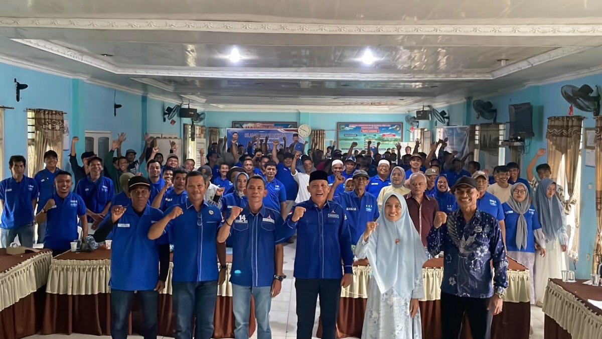 Sabar AS mengukuhkan 11 pengurus ranting Partai Demokrat Dapil Pasaman III di Gedung Kogusda, Tarung-tarung.