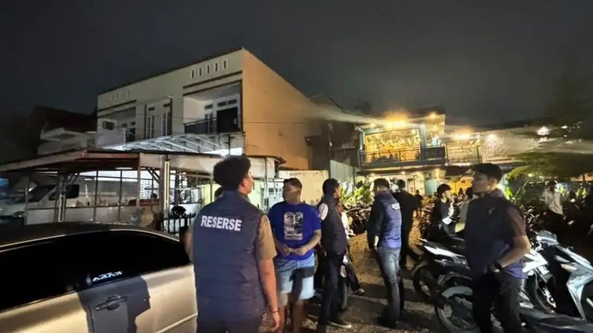 Personel Ditreskrimum Polda Sumbar sedang melakukan Patroli PAGAR di titik rawan kriminalitas Kota Padang pada malam hari.