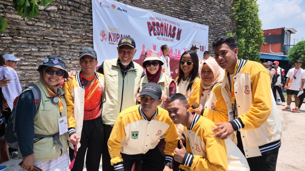Gubernur Sumbar Mahyeldi menyemangati atlet disabilitas Sumatera Barat di ajang PESONAS II Kupang.