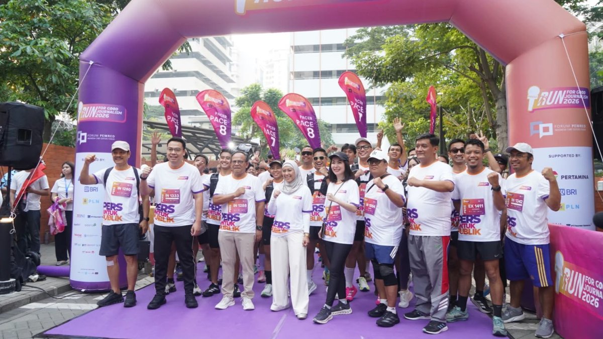 Menteri Komunikasi dan Digital Meutya Hafid bersama peserta saat kegiatan FP Run for Good Journalism 2026 di Jakarta.