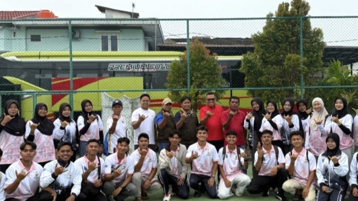 Ketua Umum KONI Sumbar melepas kontingen atlet cricket Sumatera Barat menuju Kejurnas di Bali di Lapangan Tenis Sekora.