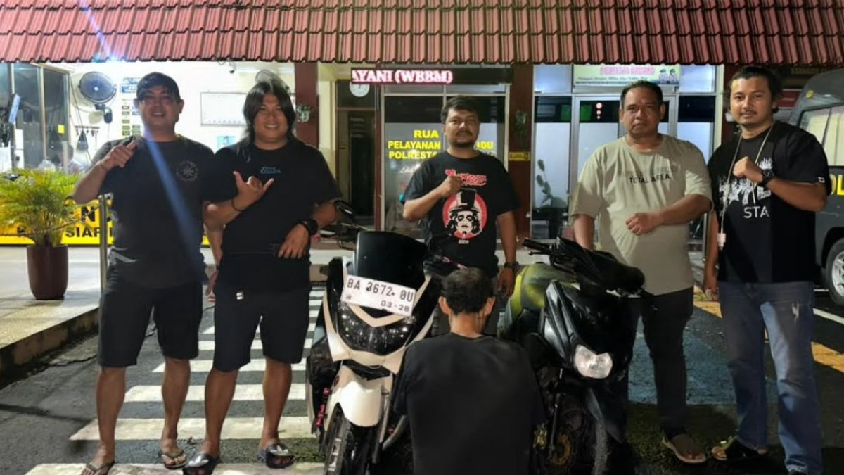 Polisi mengamankan residivis pencuri motor dan barang bukti Yamaha Mio M3 di Mapolresta Padang.