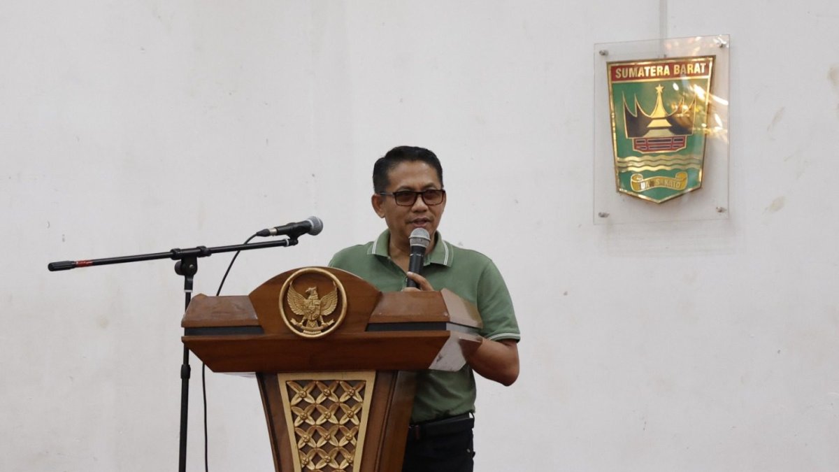 Evi Yandri Rajo Budiman memberikan sosialisasi pencegahan narkoba di Gedung Rohana Kudus, Padang.