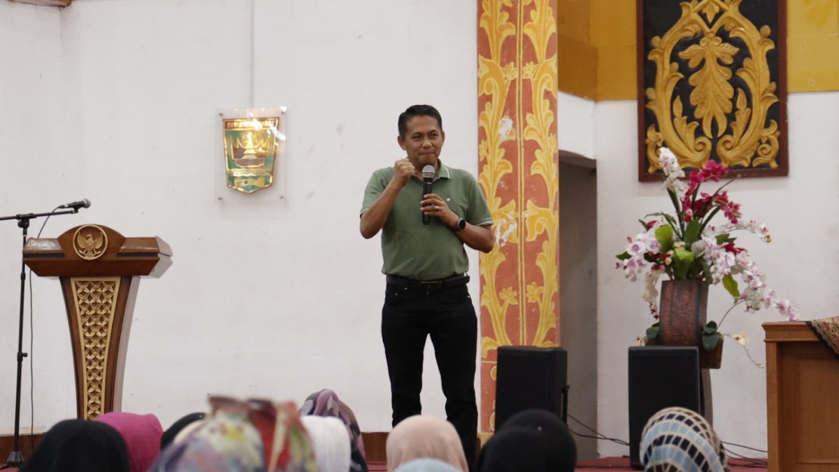 Evi Yandri saat sosialisasi Perda pencegahan narkoba di Gedung Rohana Kudus, Padang.