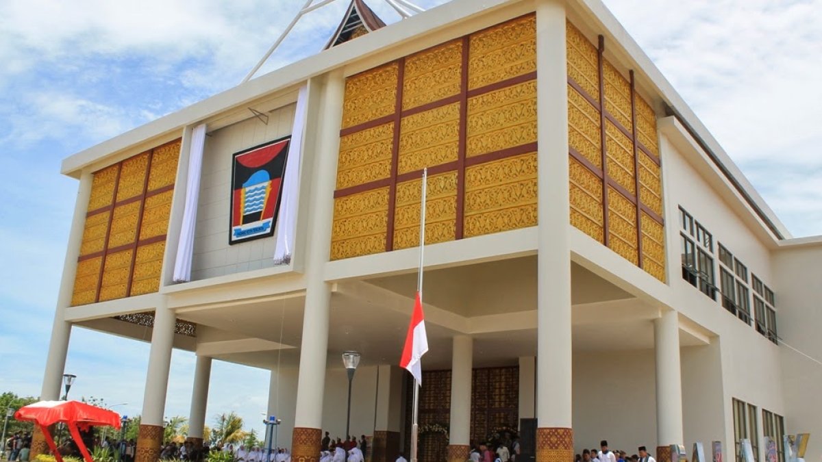 Asisten III Pemko Padang Corri Saidan berpamitan kepada ASN saat apel pagi di Balai Kota Padang usai mengabdi 34 tahun.