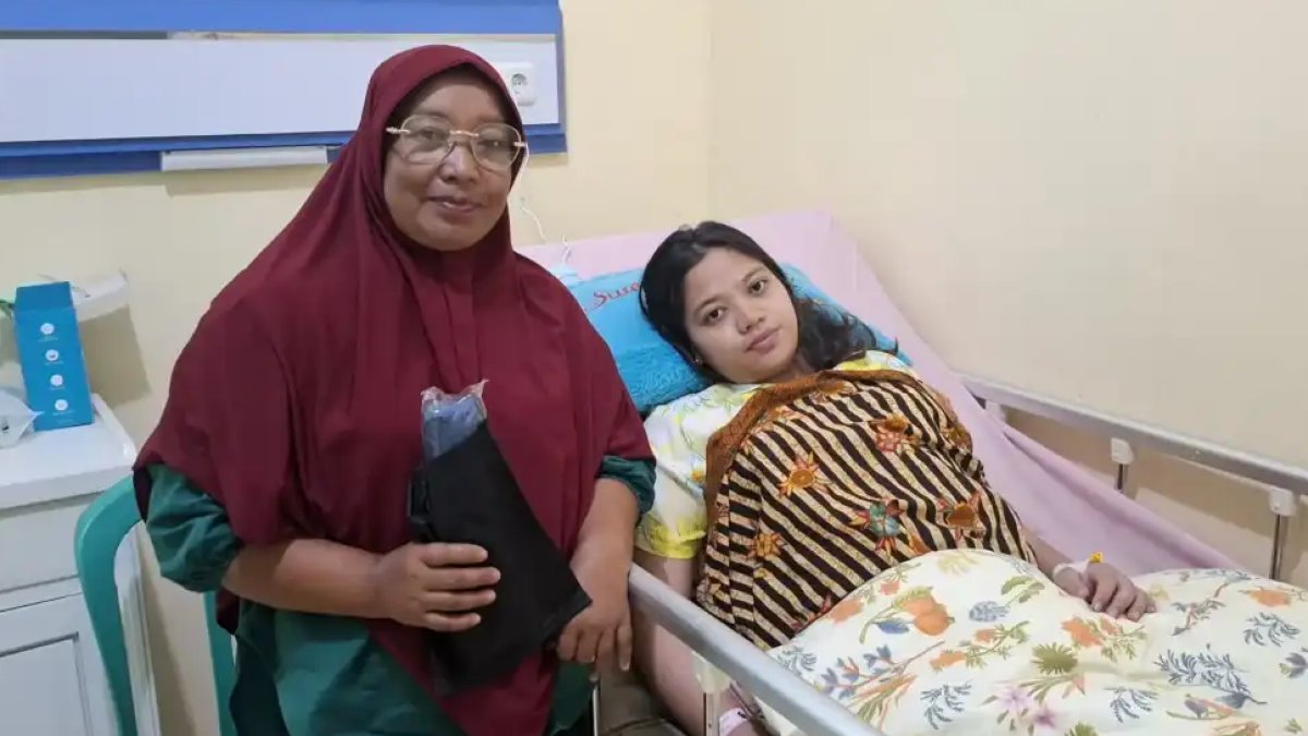 Wulia Indriani bersama bayinya di RSIA Sayang Ibu Batusangkar setelah menjalani operasi caesar darurat dengan Program JKN.