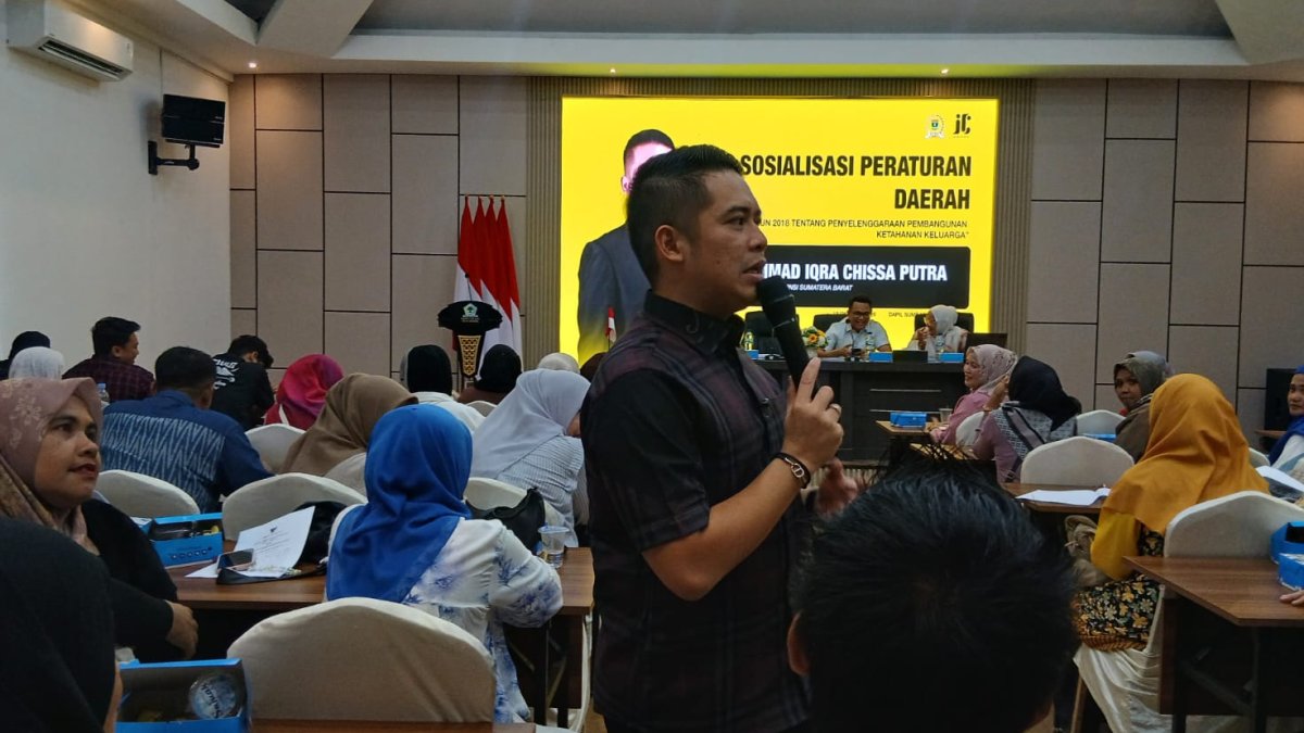 Iqra Chissa saat memberikan sosialisasi Perda Ketahanan Keluarga kepada masyarakat di Kota Padang.