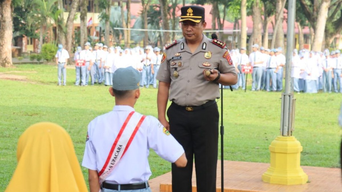 Kapolres Pasaman Barat, AKBP Agung Tribawanto, memimpin upacara bendera dan memberikan edukasi tertib lalu lintas di SMAN 1.