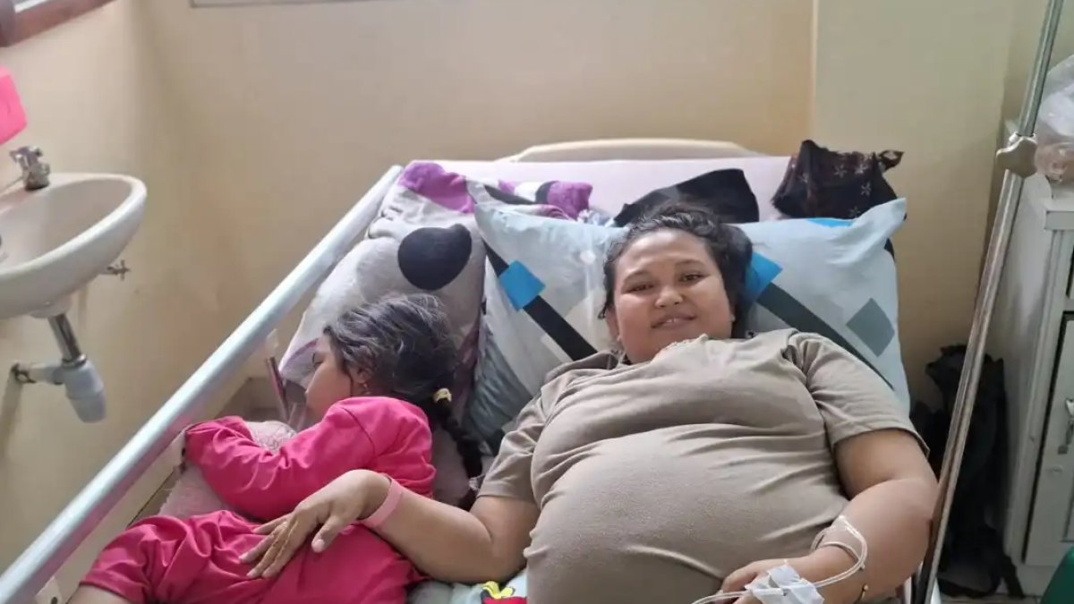 Seorang ibu hamil sedang berkonsultasi dengan tenaga medis di rumah sakit terkait layanan kesehatan Program JKN.