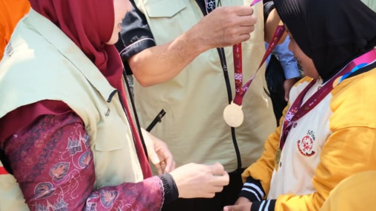 Gubernur Sumatera Barat Mahyeldi memberikan dukungan dan mengalungkan medali kepada atlet disabilitas di PESONAS II NTT.