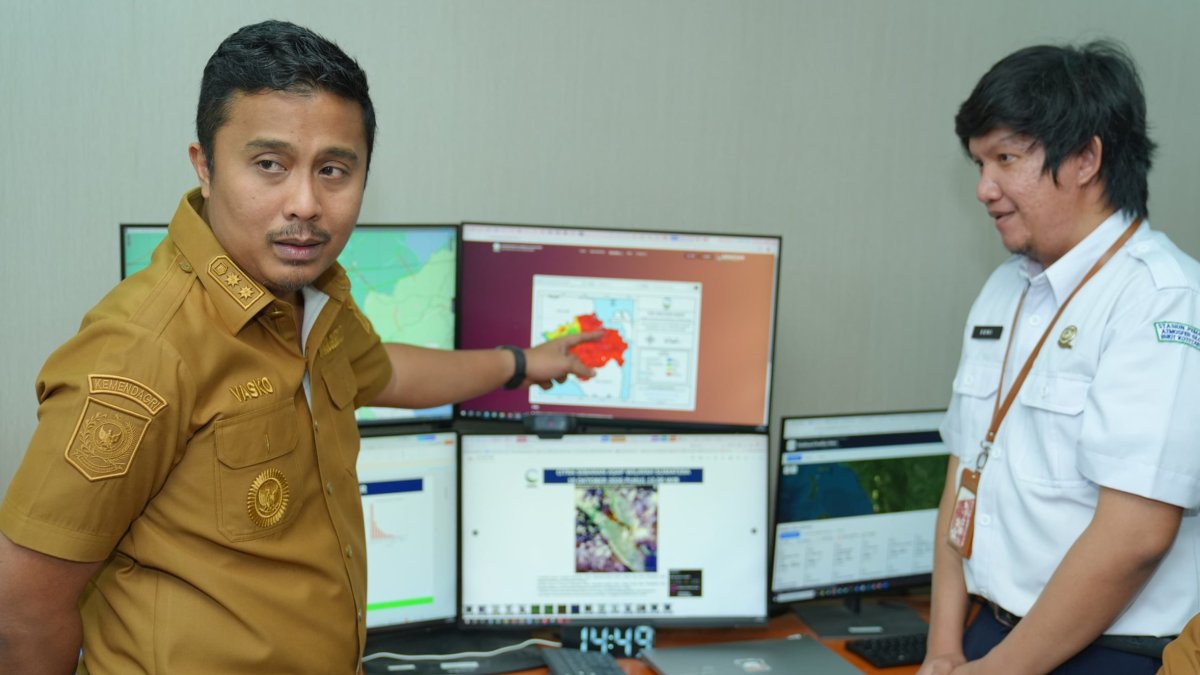 Wagub Sumbar Vasko Ruseimy meninjau dasbor pemantauan cuaca dan kualitas udara di Stasiun Meteorologi BMKG Minangkabau.