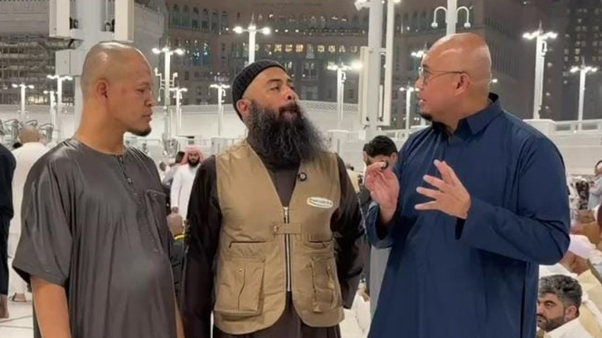 Andre Rosiade, Ustaz Syafiq Riza Basalamah, dan Agung Nugroho berdoa di depan Masjidil Haram agar hujan padamkan karhutla.