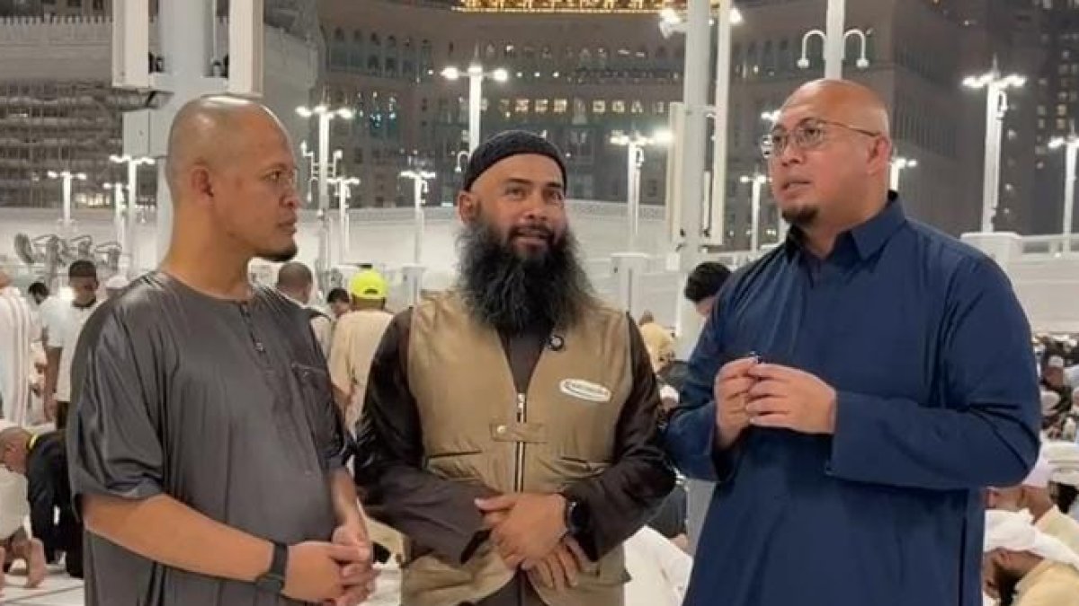 Andre Rosiade, Ustaz Syafiq Riza Basalamah, dan Agung Nugroho berdoa bersama di Masjidil Haram untuk pemadaman karhutla.
