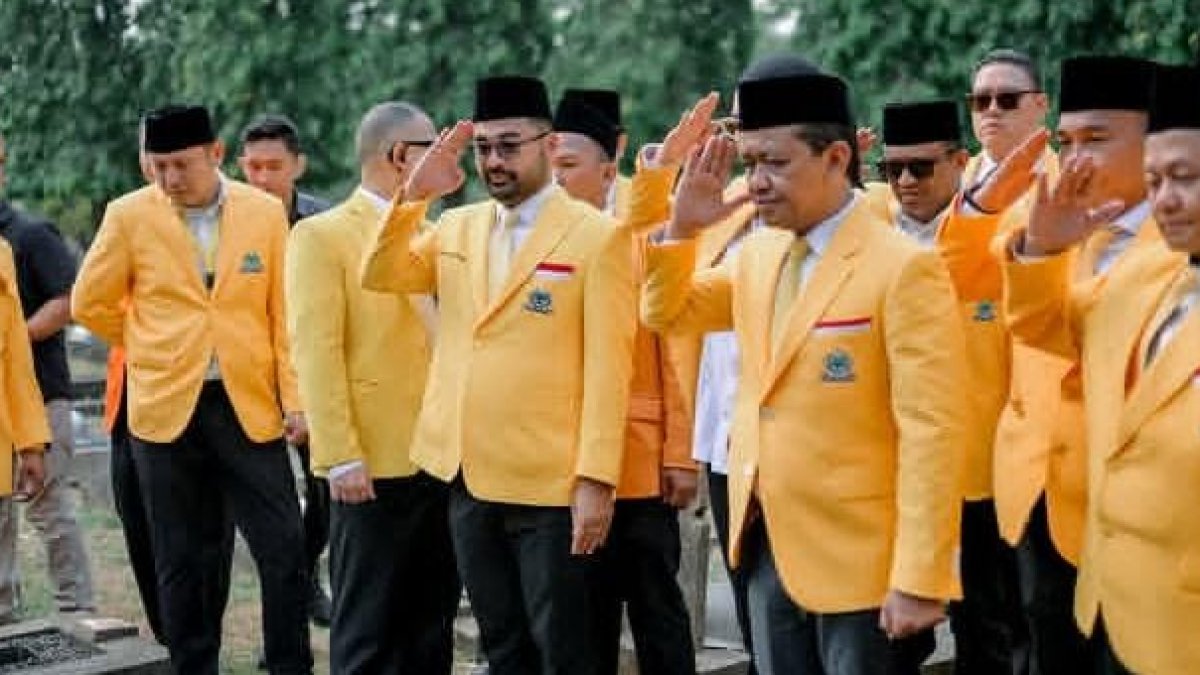 Zigo Rolanda bersama kader Partai Golkar berziarah di TMPN Utama Kalibata dalam rangkaian peringatan HUT ke-62 Partai Golkar.