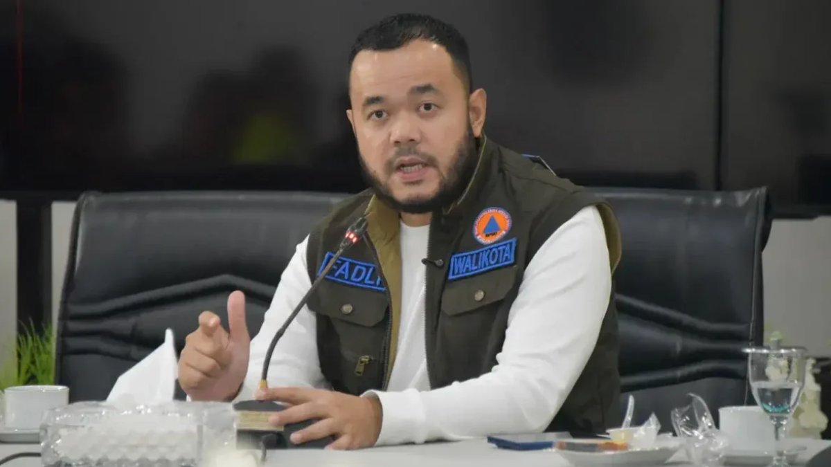 Wali Kota Padang meninjau lokasi bekas sarang narkoba yang akan diubah menjadi ruang terbuka hijau dan area ramah anak.