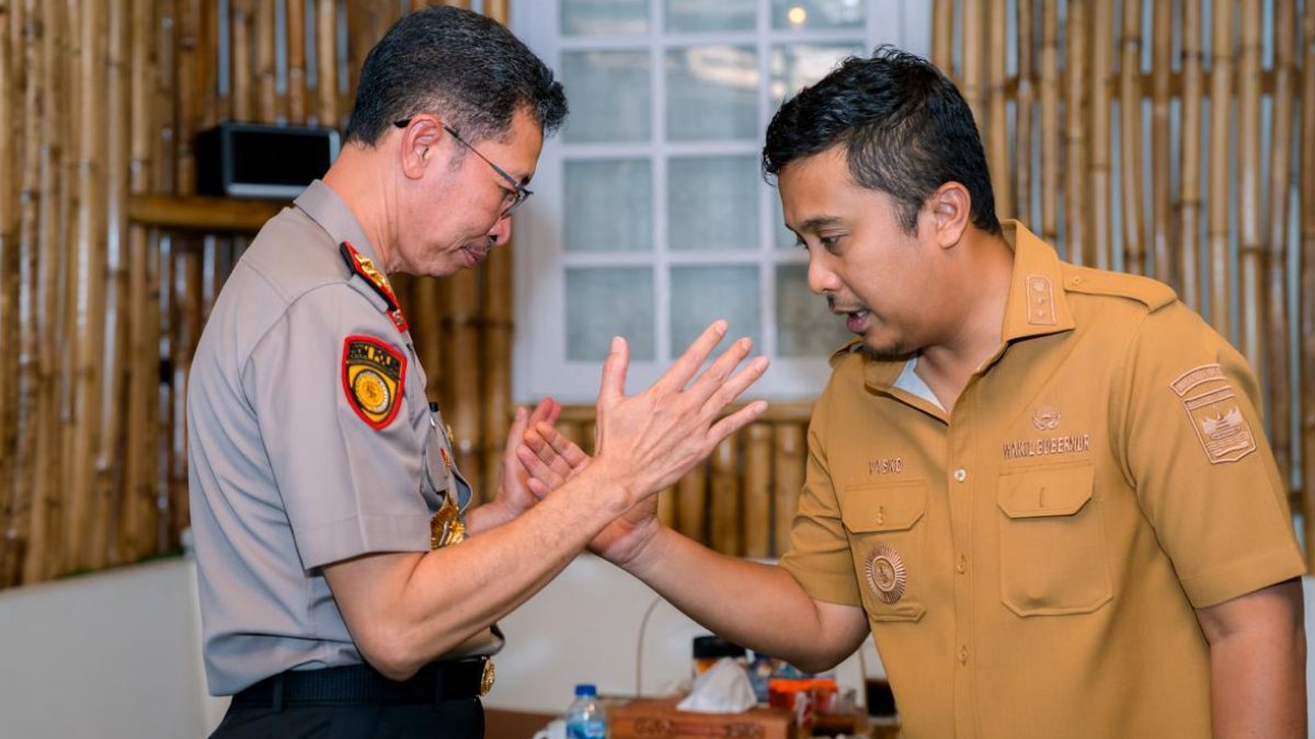Wagub Sumbar Vasko Ruseimy dan Kapolda Sumbar saat rapat koordinasi pengawasan pencegahan kebakaran hutan dan lahan.