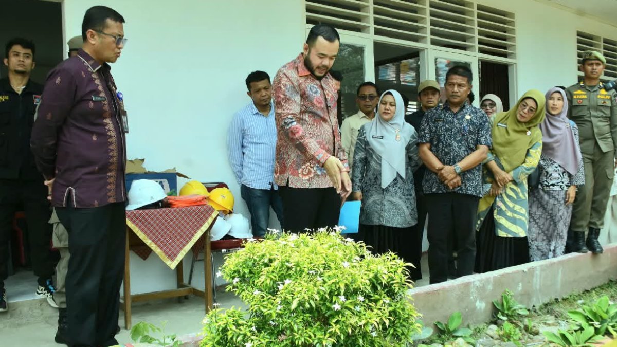 Wali Kota Padang Fadly Amran meninjau progres pembangunan kembali SDN 01 Pasar Laban pasca-banjir di Bungus Teluk Kabung.