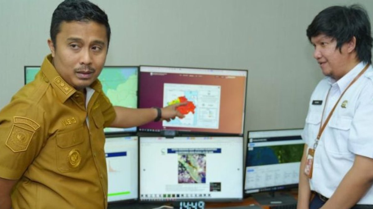 Wakil Gubernur Sumbar Vasko Ruseimy meninjau Stasiun Meteorologi Minangkabau terkait penanganan kabut asap dan lahan ilegal.