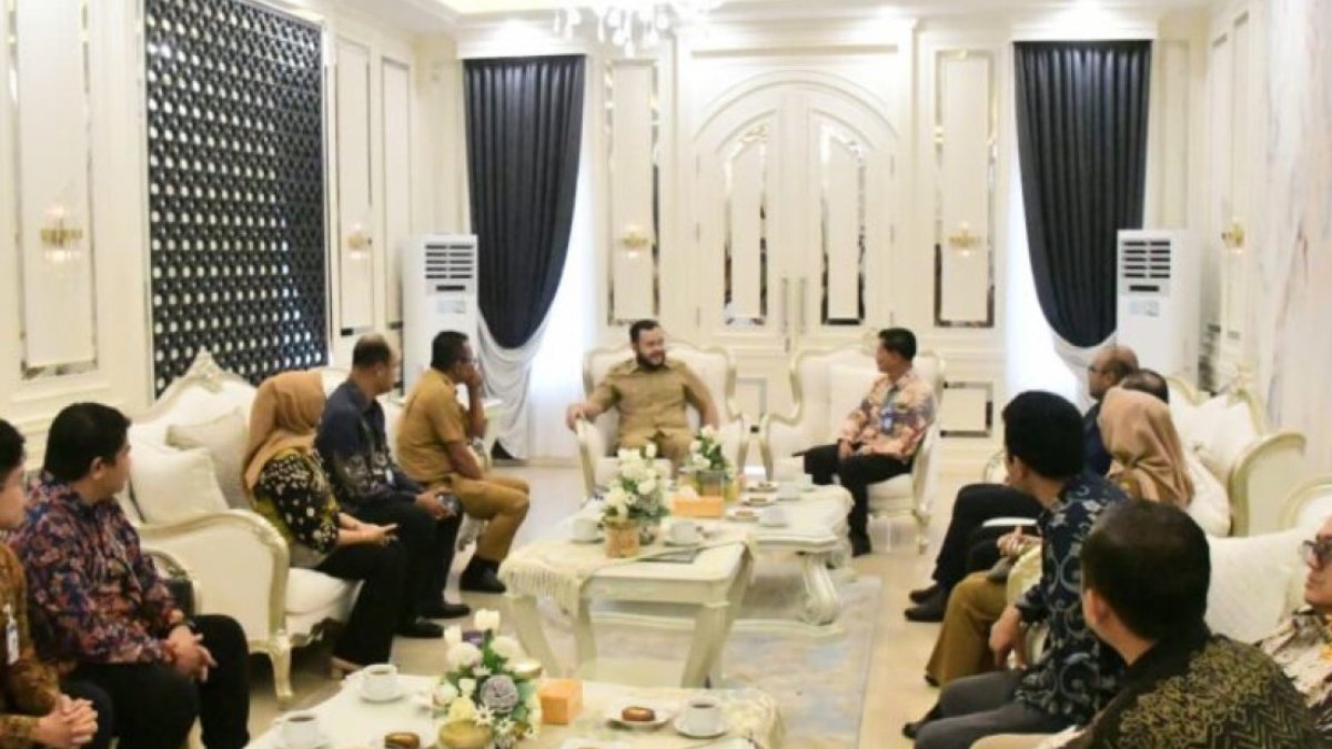 Wali Kota Padang dan perwakilan BRI dalam pertemuan kerja sama digitalisasi pembayaran pajak untuk optimalkan PAD Kota Padang