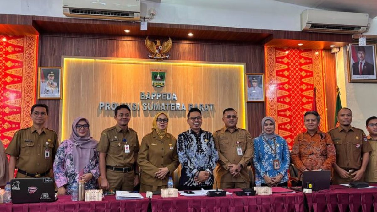 Sekda Kota Padang memaparkan capaian keterbukaan informasi publik dalam evaluasi badan publik tingkat Sumatera Barat.