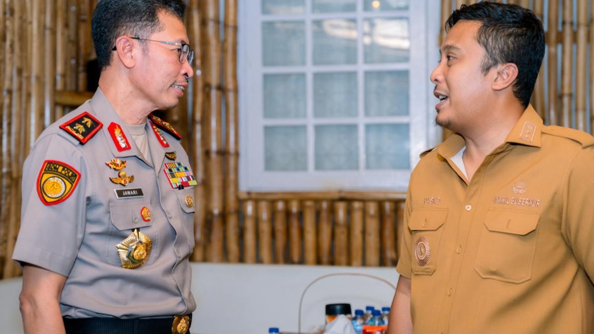 Wakil Gubernur Sumbar bersama Kapolda Sumbar saat rapat koordinasi pengetatan pengawasan pencegahan karhutla.