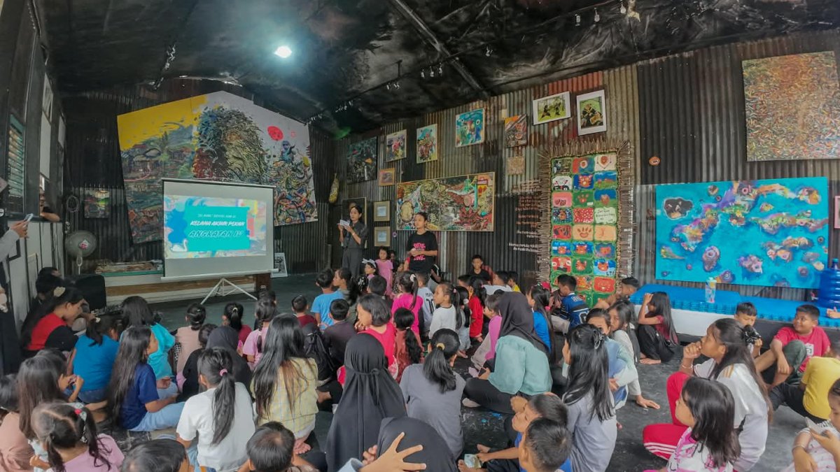Peserta dari berbagai usia sedang mengikuti kegiatan belajar seni dalam program Kelana Akhir Pekan oleh Komunitas Seni Nan Tu