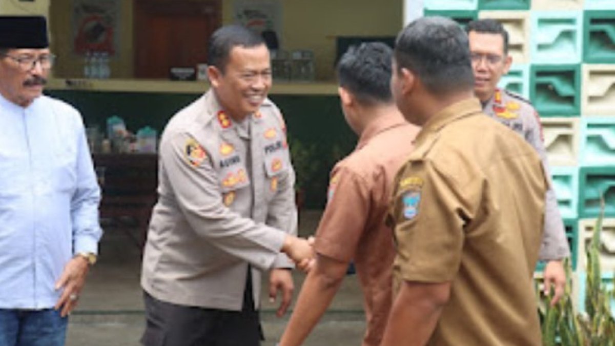Kapolres Pasaman Barat AKBP Agung Tribawanto berdialog dengan warga di kedai untuk menyerap aspirasi terkait kamtibmas.