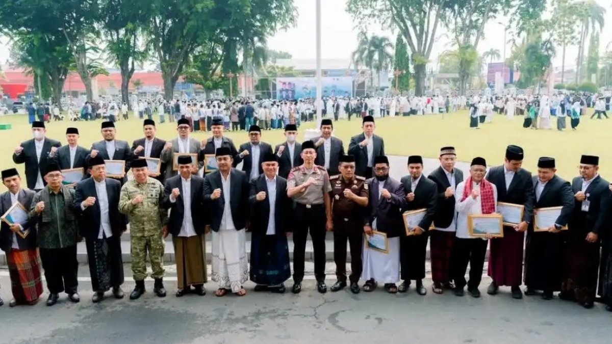Kapolda Sumbar Irjen Pol. Jawari menghadiri upacara Hari Santri 2026 bersama jajaran pejabat di halaman Kantor Gubernur Sumba