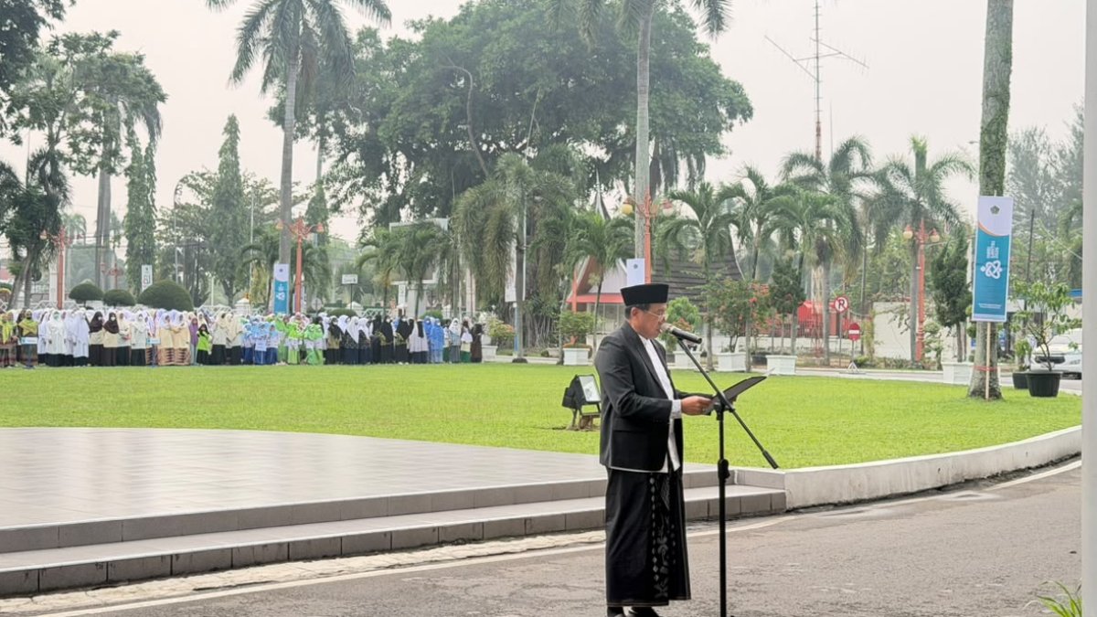 Prof. Ganefri membacakan naskah Resolusi Jihad pada upacara Hari Santri Nasional di halaman Kantor Gubernur Sumatera Barat.