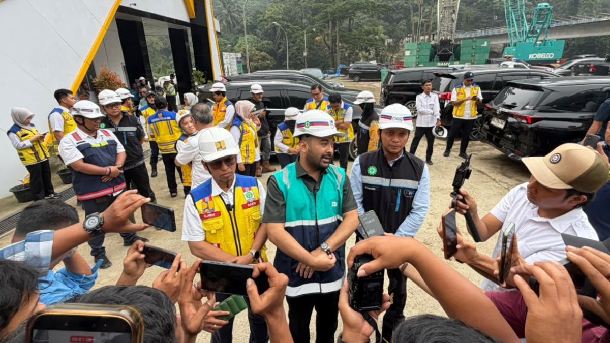 Anggota DPR RI Zigo Rolanda meninjau progres pembangunan proyek strategis nasional Flyover Sitinjau Lauik di Sumatera Barat.