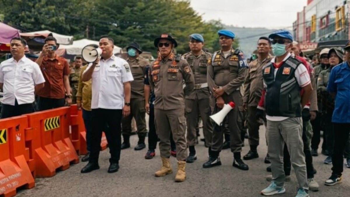 Petugas gabungan Pemko Padang menertibkan pedagang kaki lima di trotoar untuk direlokasi ke dalam Pasar Raya Padang.