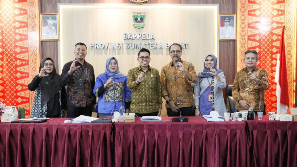 Sekretaris DPRD Sumbar memaparkan inovasi layanan digital untuk meningkatkan keterbukaan informasi publik di Bappeda Sumbar.